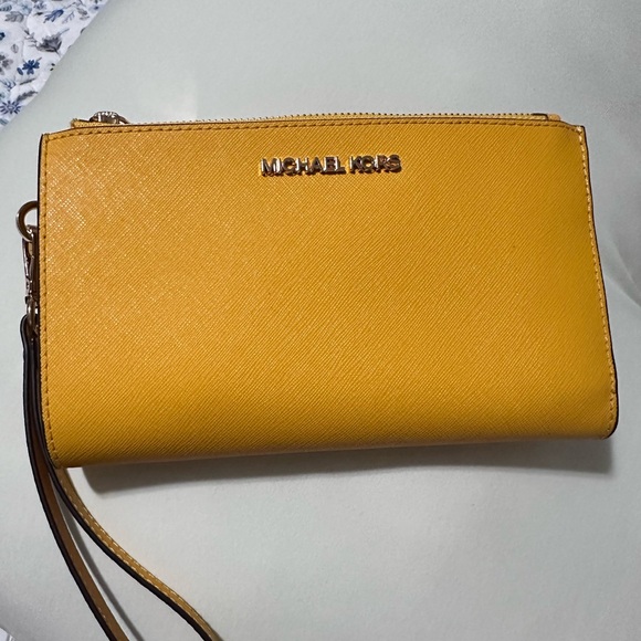 Michael Kors Travel Jet Set Tech Wallet - Picture 3 of 11